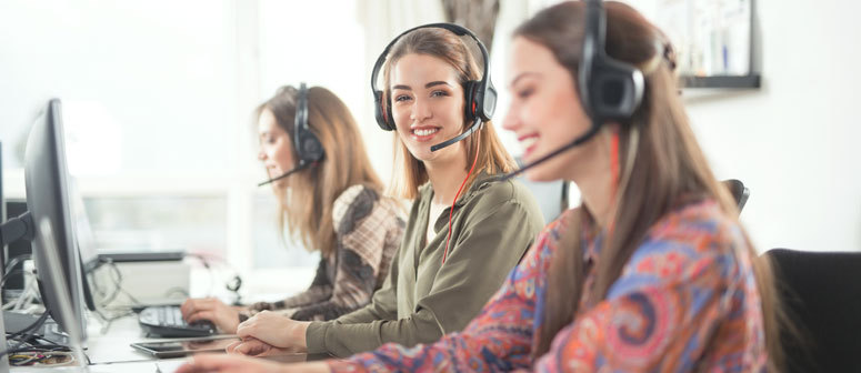  telephone-customer-advice-three-colleagues-with-headsets-on-the-phone-WerbeCenter-Berlin